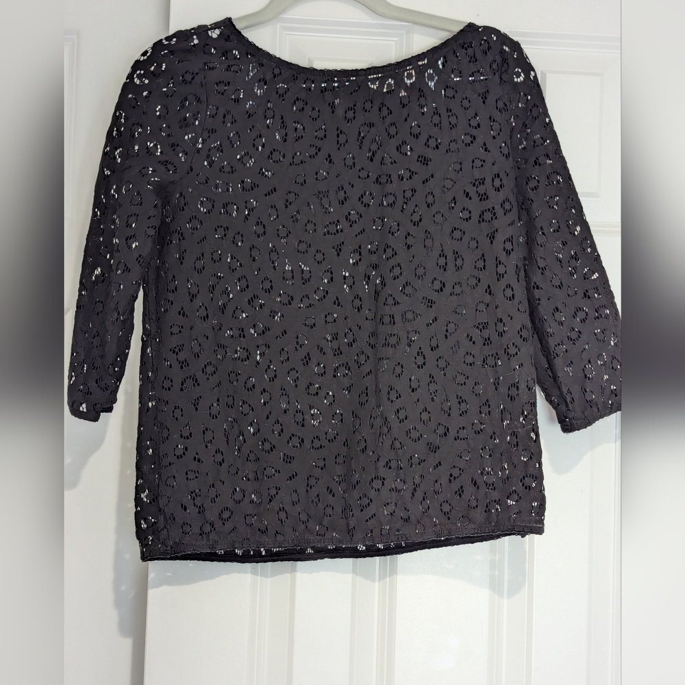 Mid-Sleeve blouse with cut-out pattern